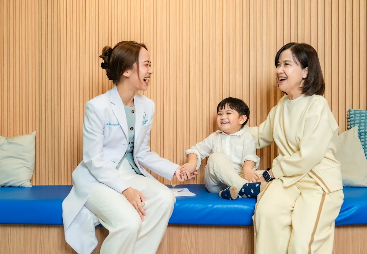 จิตแพทย์ของ Mind Journey Clinic พูดคุยกับเด็กและผู้ปกครองภายในคลินิก