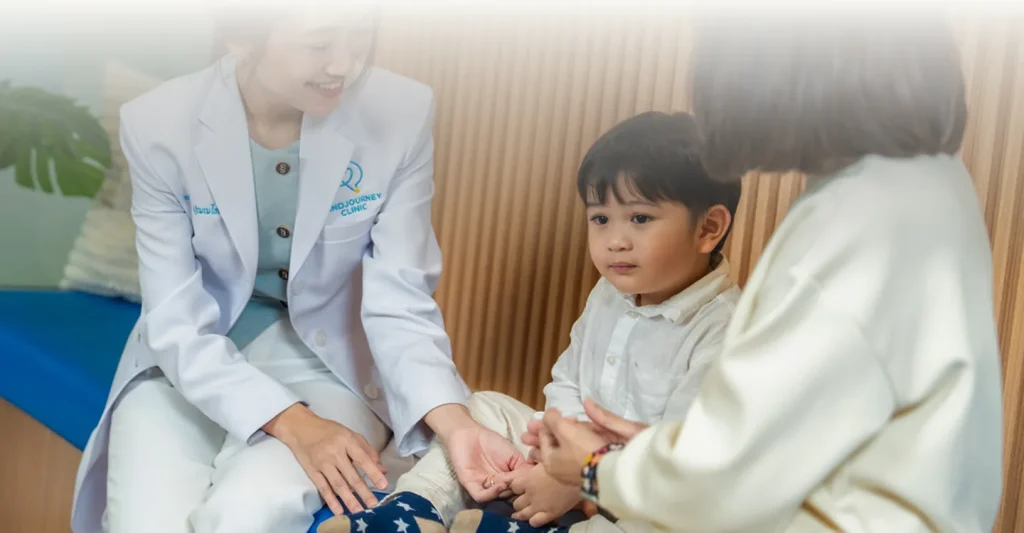 ผู้เชี่ยวชาญพูดคุยกับเด็กและผู้ปกครองภายใน Mind Journey Clinic