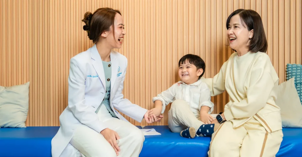 จิตแพทย์เด็กพูดคุยกับเด็กและผู้ปกครองภายใน Mind Journey Clinic